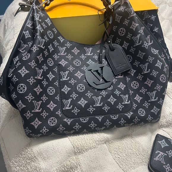 Louis Vuitton Carmel Mahina Hobo + Zippy Wallet + Bandeau – Rare Set - Picture 6 of 15
